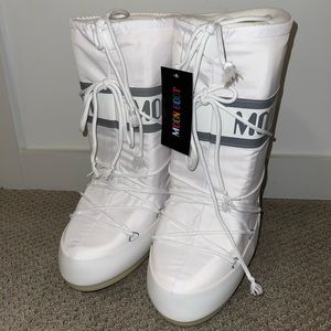 white moon boots